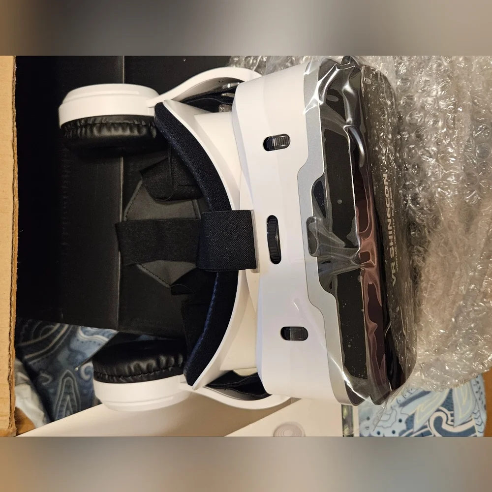 Black and White Virtual Reality Headset